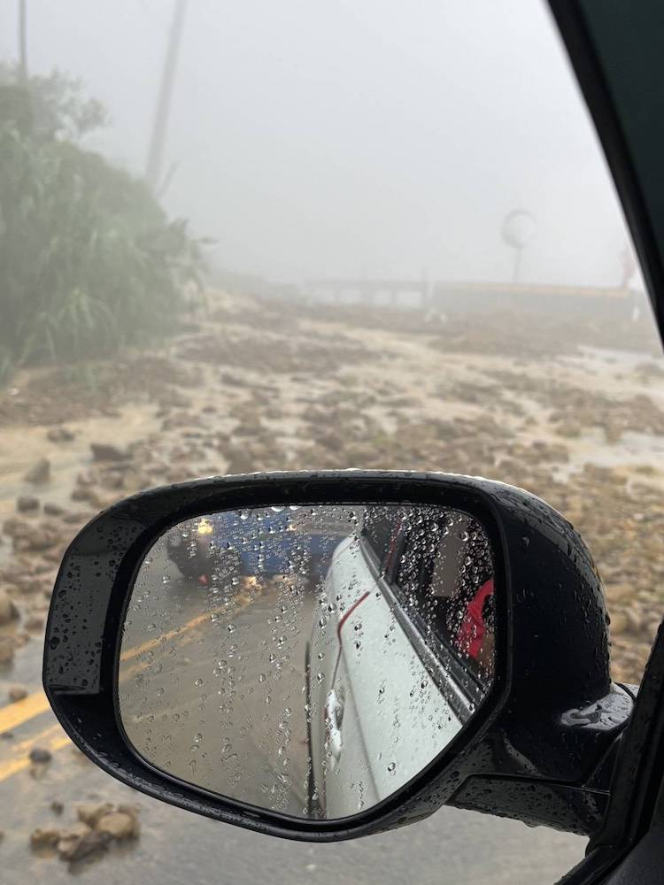 嘉義縣受西南氣流影響，30日山區發生豪大雨勢不斷，致道路多處出現落石及坍崩，致交通中斷，搶通中。（圖/嘉義縣政府提供）