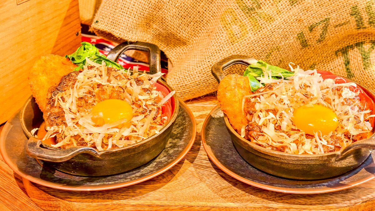 ▲漢來美食「八盎司照燒漢堡排」淋上特製照燒醬汁，多汁美味的美妙滋味，讓人吃一口就愛上。（圖/記者黃淑貞攝）