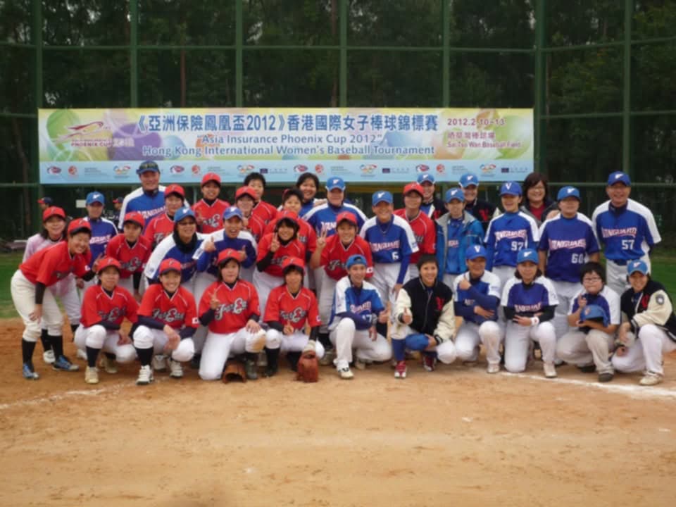 2012年台北先鋒獲邀參加亞洲鳳凰盃的香港女子國際棒球賽的合影。(影像自台北先鋒女子棒球隊提供)。