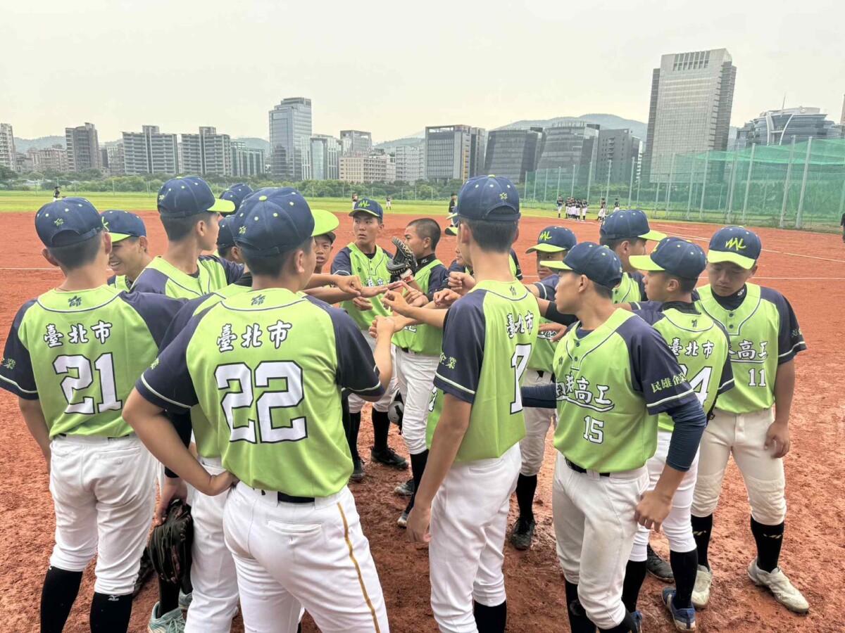 南港高工棒球隊挺過新聞媒體不實報導後凝聚士氣繼續打球。(影像由蘇緯傑教練提供)。