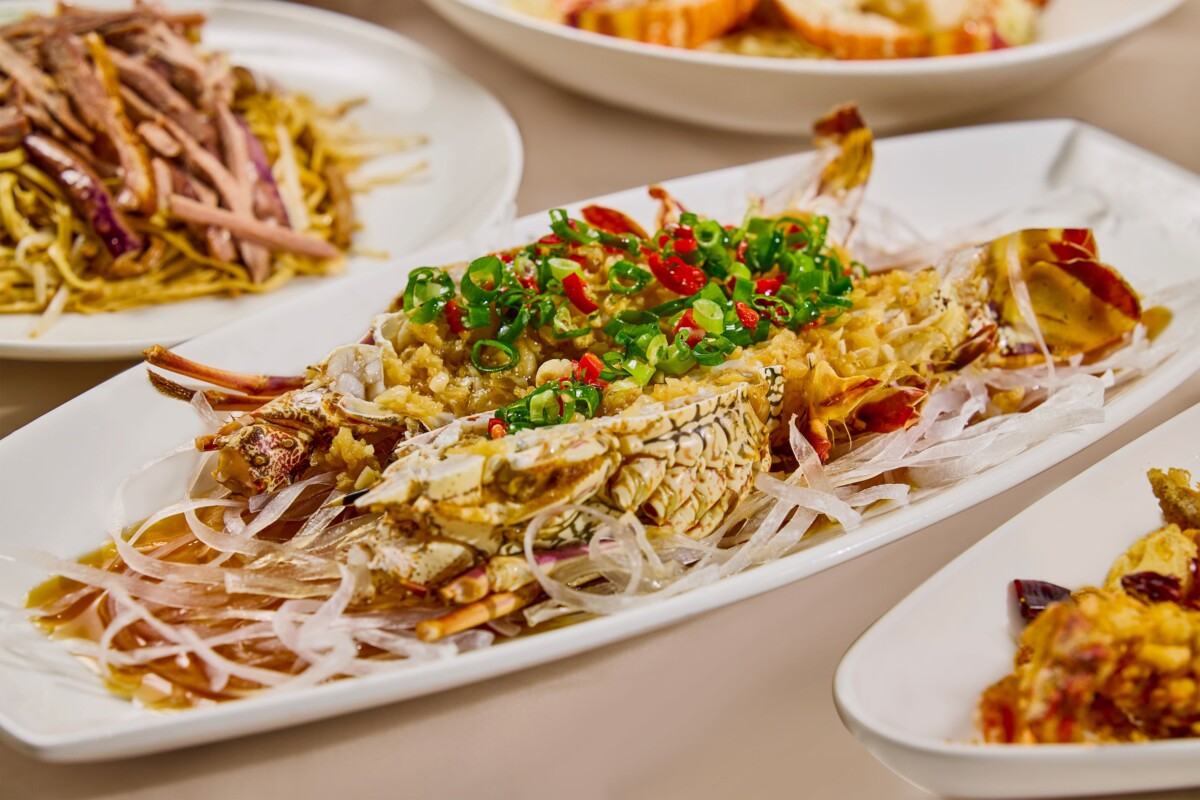 ▲「蒜蓉清蒸青龍」保留食材原味，以蒜香提鮮，肉質細嫩鮮甜。（圖/高雄萬豪酒店提供）