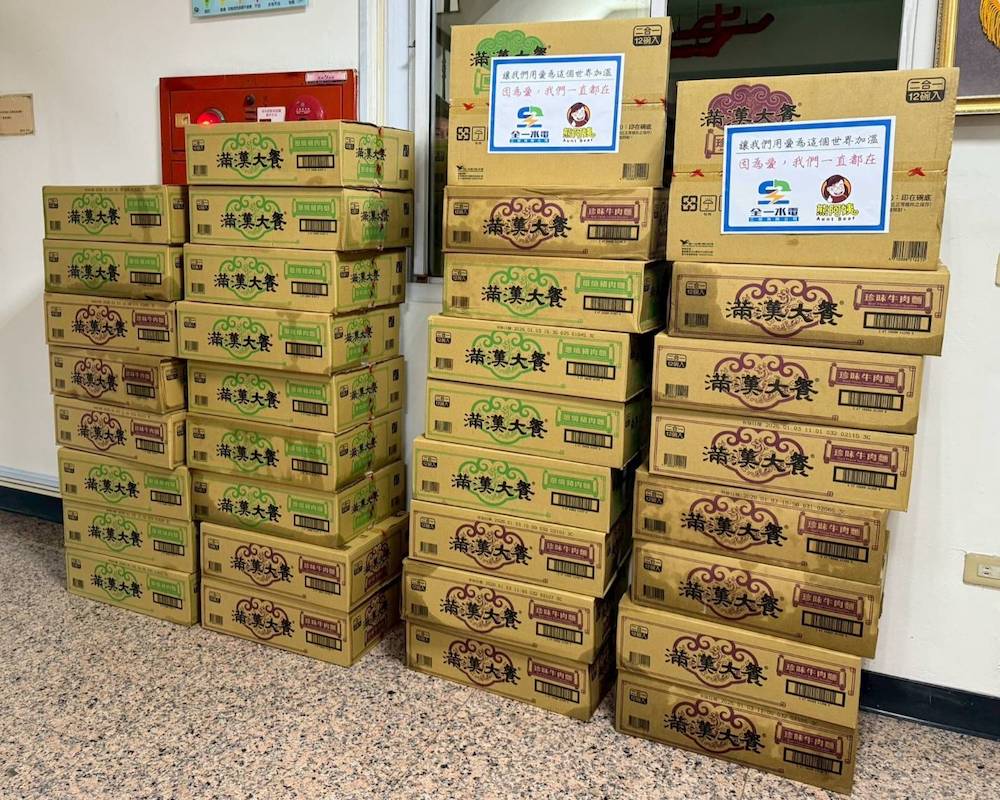 陳家平議員偕同全一水電、熊阿姨等，一起慰勞嘉義市英勇打火英雄們。（圖/陳家平議員服務處提供）