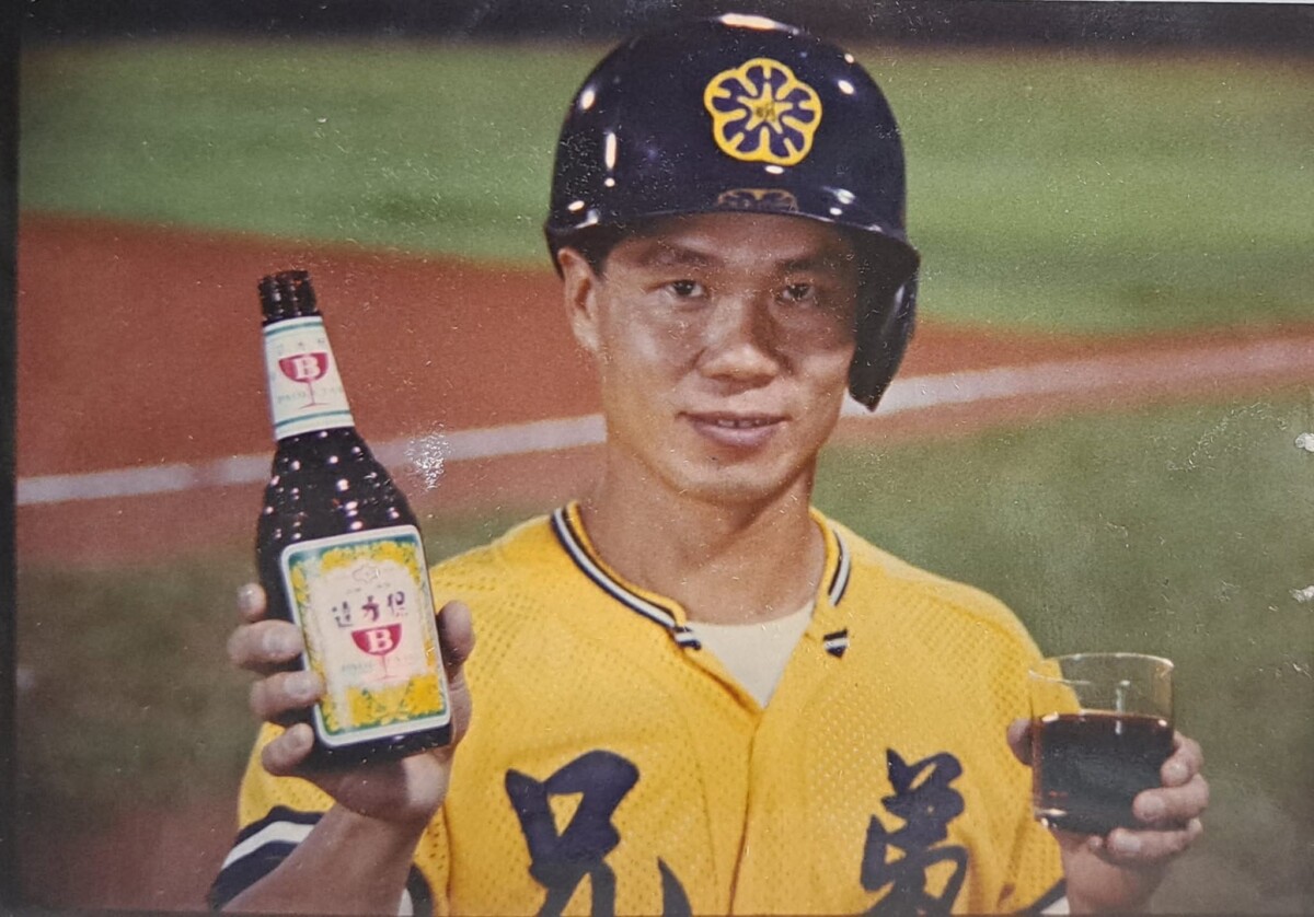 中華職棒史上首屆明星賽兄弟象隊棒球先生李居明以2萬6,567票成為全聯盟得票最高人氣王。(影像自台灣獨賣新聞)。飲酒有害健康，未成年嚴禁飲酒。