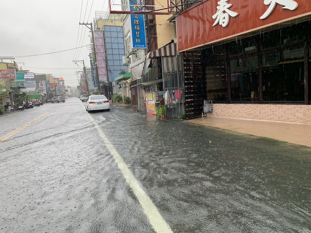 嘉義地區受低氣壓影響，今（28）日出現持續性豪大雨，造成多處淹積水。（圖/記者陳惲朋攝）
