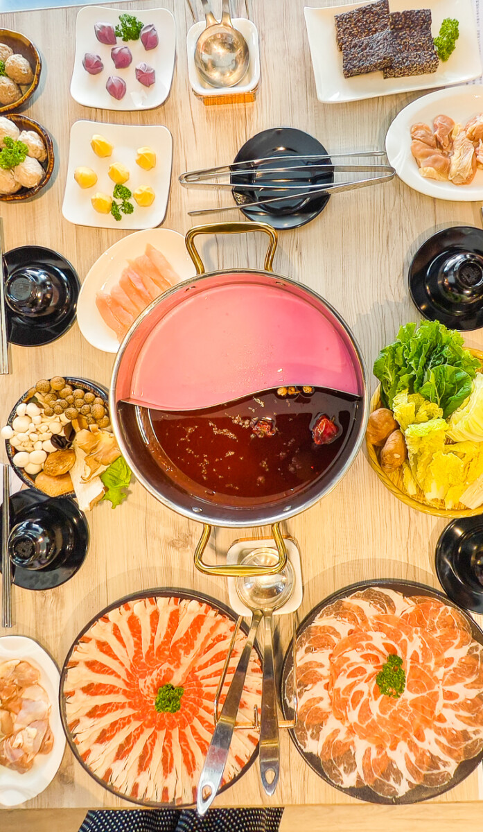 ▲夢幻新風味「奶香甜菜牛骨湯」為基底的粉紅鍋，創新口感更是一絕，每日限量10組，需提前三天預訂。（圖/記者黃淑貞攝）