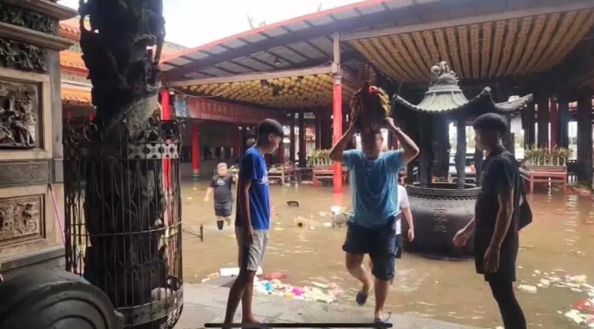 ▲台南南鯤鯓牌樓12支雄偉柱子全遭吹倒，泡在水中。（圖／記者 陳維鈞翻攝）
