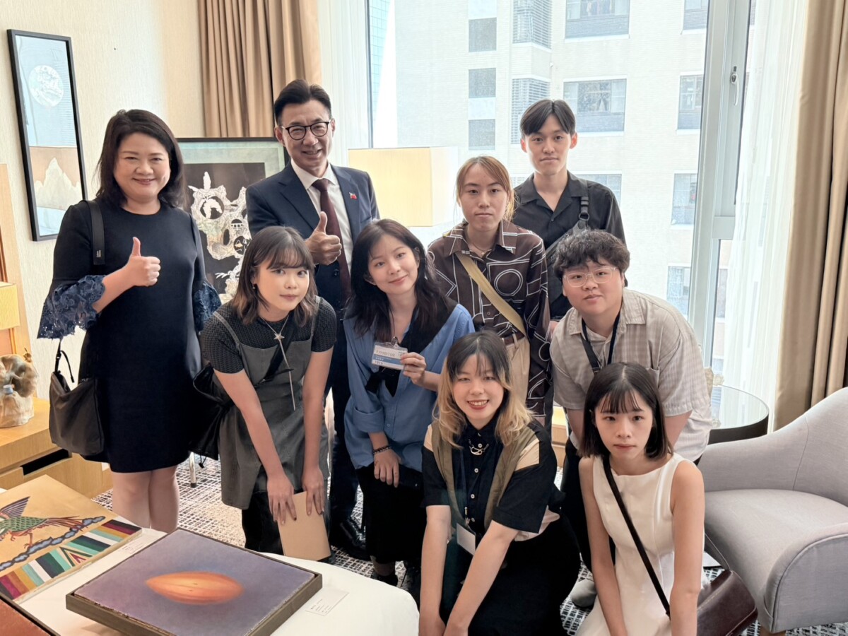 ▲後排：社團法人中華民國畫廊協會理事長陳菁螢、立法院副院長江啟臣參觀藝術新聲展間與青年藝術家合影。(圖/記者顏淑娟攝)