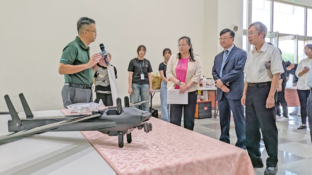 嘉義縣政府經濟發展處邀縣內中小企業代表與產官學界人士，辦「114年度地方型SBIR說明會暨113年度成果發表會」。（圖/嘉義縣政府提供）