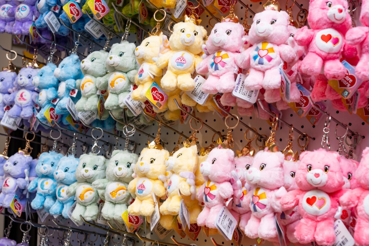 ▲店內空間設計巧妙融合Care Bears™可愛角色與夢幻元素。（圖/高雄夢時代提供）