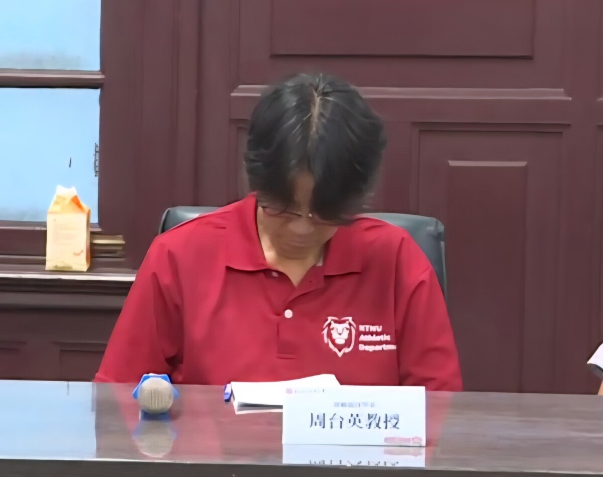 台師大女足教練周台英在記者會媒體提問時，她疑似全程低頭滑手機，彷彿記者會是她的「背景音樂」。(記者郭晉嘉拍攝)。