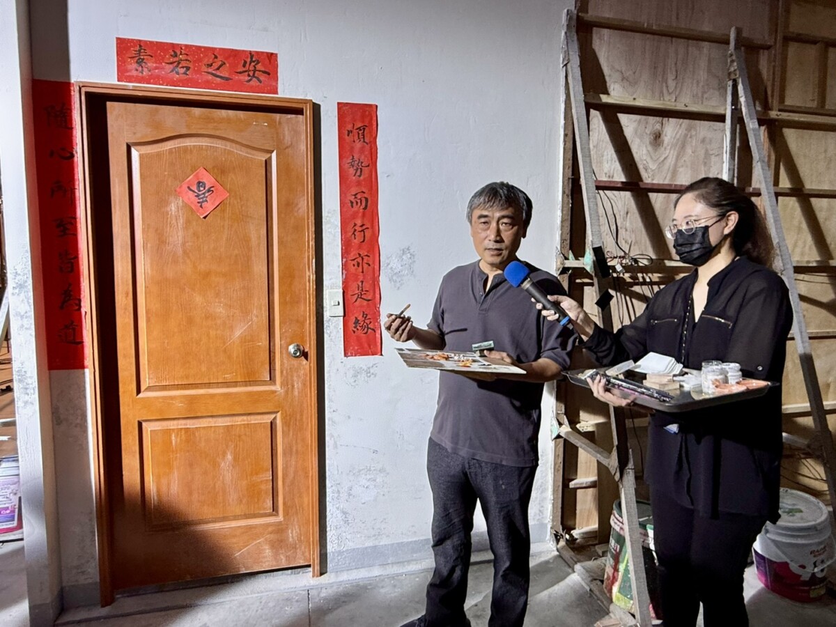 ▲總導師暨電影質感師陳新發，於現場操作場景質感處理呈現方式。(圖/記者顏淑娟攝)