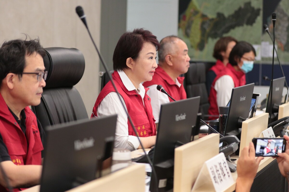 ▲颱風丹娜絲來襲，中市今晚、明日停班停課，市長盧秀燕：料敵從寬、全力守護市民安全。(圖/中市府提供)