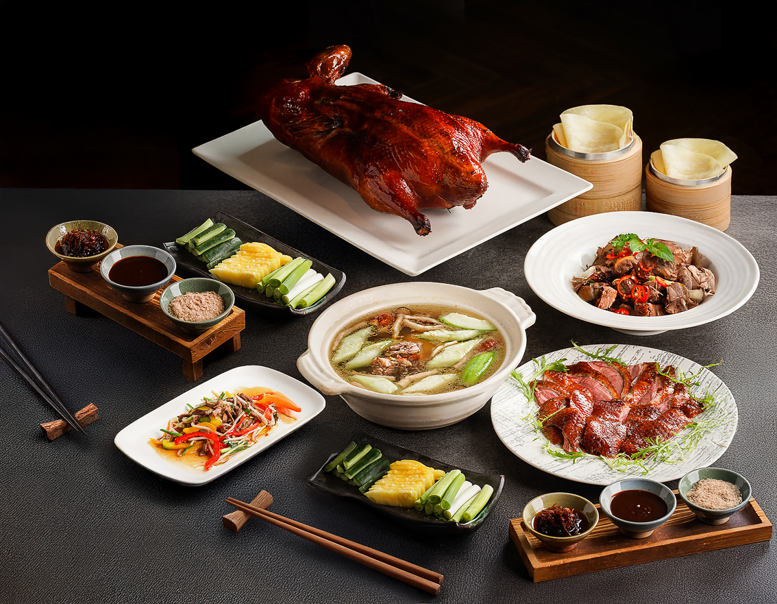 ▲承億酒店旗下最新粵菜烤鴨中餐廳「賀鴨郎」、泰式餐酒館「BAR KAO」等人氣餐廳一同加入「承億酒店餐飲抵用套票」，旅展限定買萬送三千。（圖/承億酒店提供）