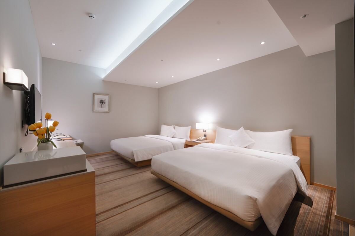 ▲和逸飯店·高雄中山館即日起至7月31日推出「快閃高雄逸晚」住房專案9月30日前預訂週日至週四入住四人房型，最低房價2,999元，專案不含早餐。（圖/和逸飯店提供）
