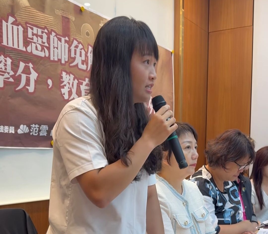 該校女足隊員簡奇陞在立法委員范雲陪同下當面揭穿該校周台英教授的惡劣霸凌和恐嚇行為。(影像自簡奇陞社群網站)。