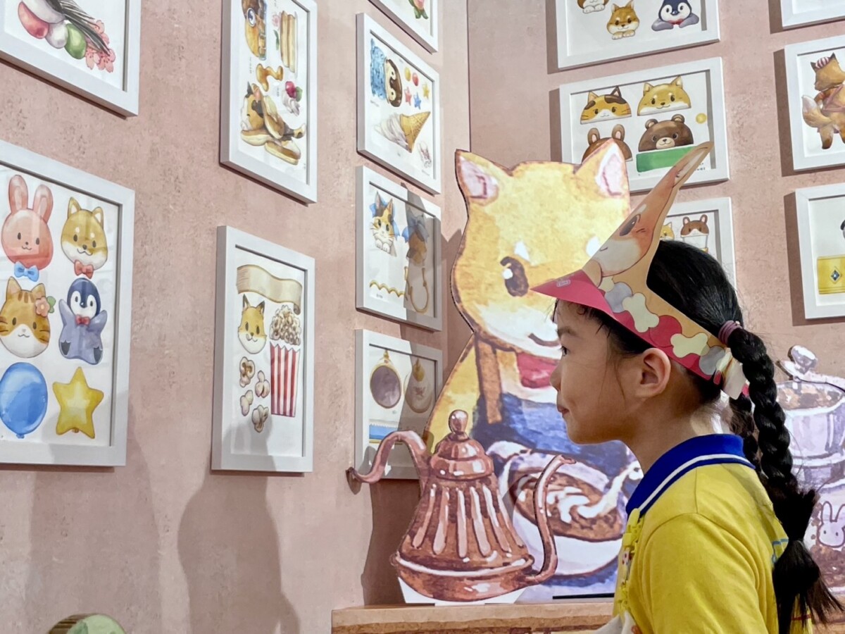 ▲這次展覽精心打造8大主題互動展區、逾百件創作展出。（圖/新光三越高雄三多店提供）