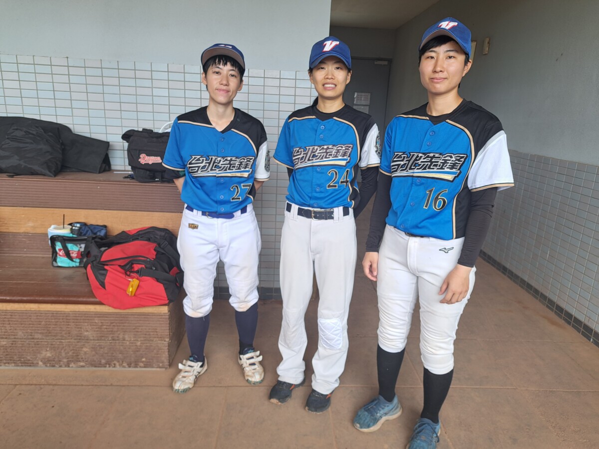 先鋒女子棒球隊選手們在受訪時呈現出接受了媒體採訪，言談間充滿了對比賽的熱情的信心。(記者郭晉嘉拍攝)。
