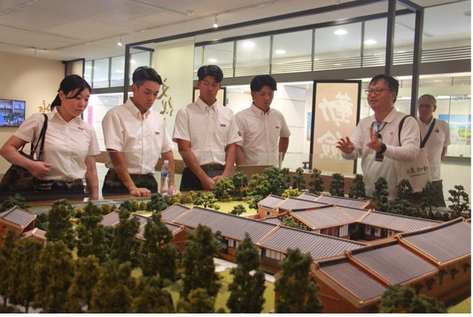早稻田大學球員參訪成美文化園深入了解建築文化意涵。(頂新和德接棒未來提供)。