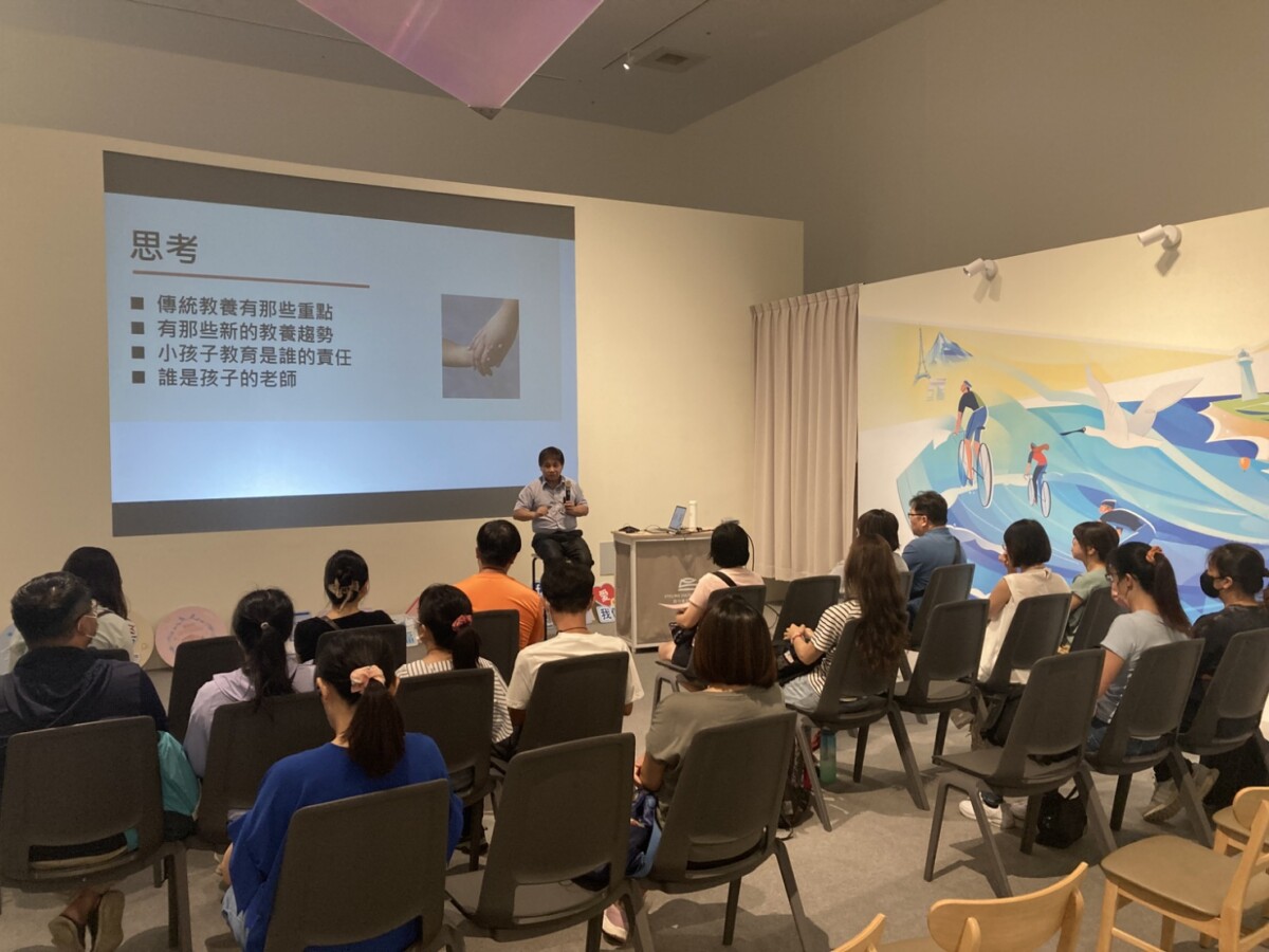▲講師為家長講授親職教育觀念。(圖/中市府提供)