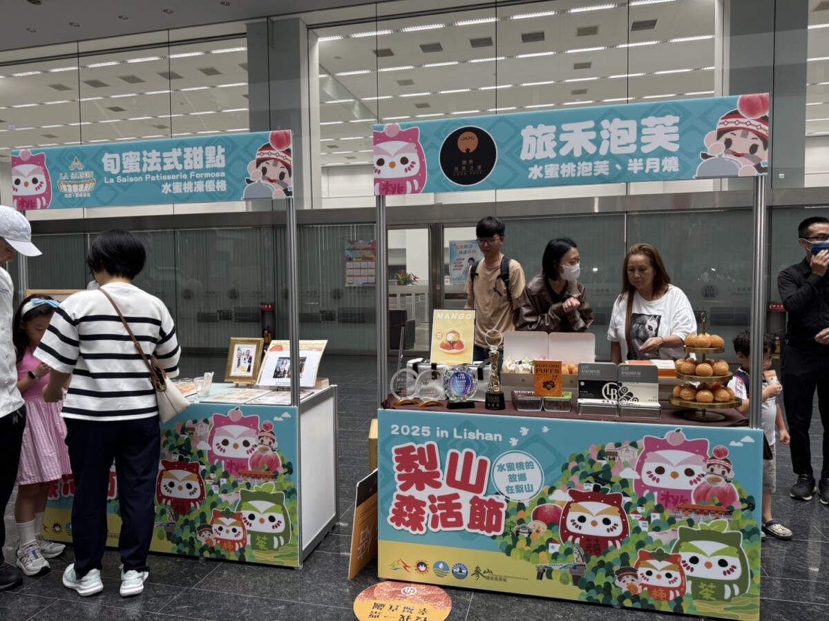 ▲現場設置合作品牌攤位，展示水蜜桃飲品及糕點等創意美食。(圖/記者顏淑娟攝)