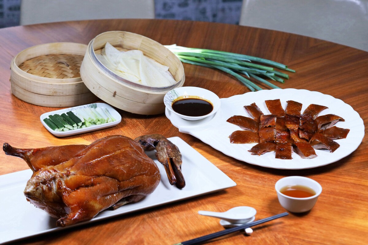 ▲主打正宗港式料理的京翠港式飲茶，8月全月推出「一鴨三吃」優惠，凡提前兩日預訂原價2,880元的烤鴨料理，即享88折優惠。（圖/高雄萬豪酒店提供