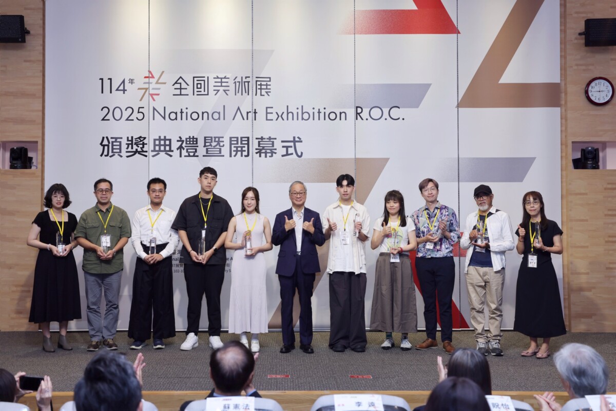 ▲文化部長李遠(中)頒發「114年全國美術展」金牌獎予得獎者並合影。(圖/記者顏淑娟翻攝)