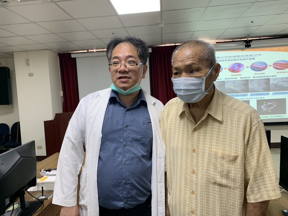 患者林先生及其家屬非常感謝林俊呈主任（右）的再造之恩。（圖/記者陳惲朋攝）