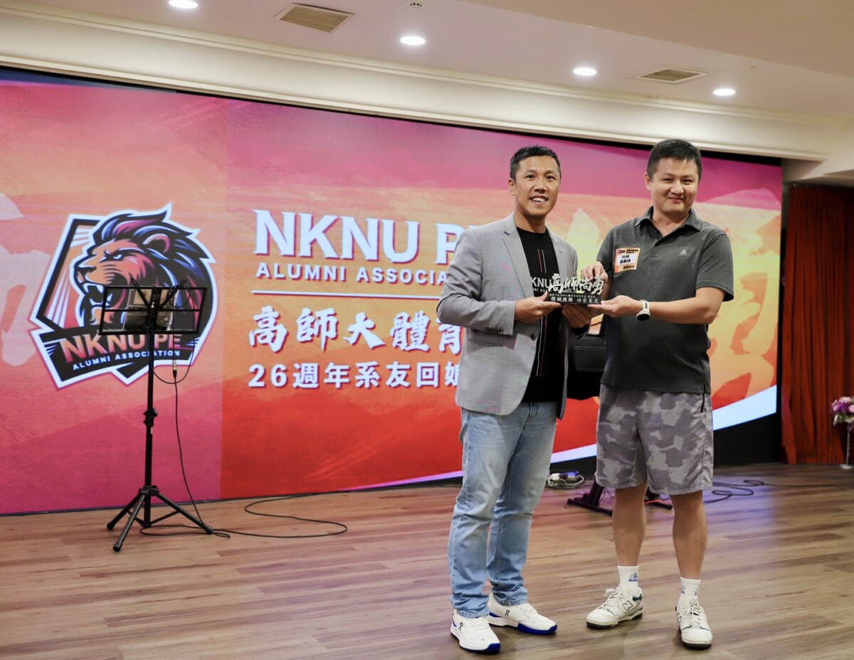 ▲系友會長交接，由榮譽會長黃義峰(右)正式交棒予新任會長蔣昇杰(左)（記者 陳維鈞/翻攝）