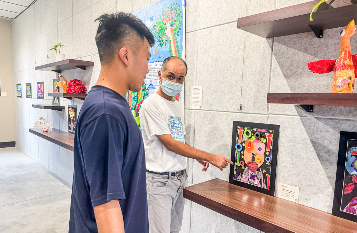 ▲憨兒阿源向觀眾介紹自己的作品。（圖/喜憨兒基金會提供）