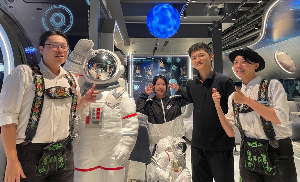 ▲小威(右2)由具備親和力的資深員工陪伴，順利融入職場。（圖/喜憨兒基金會提供）