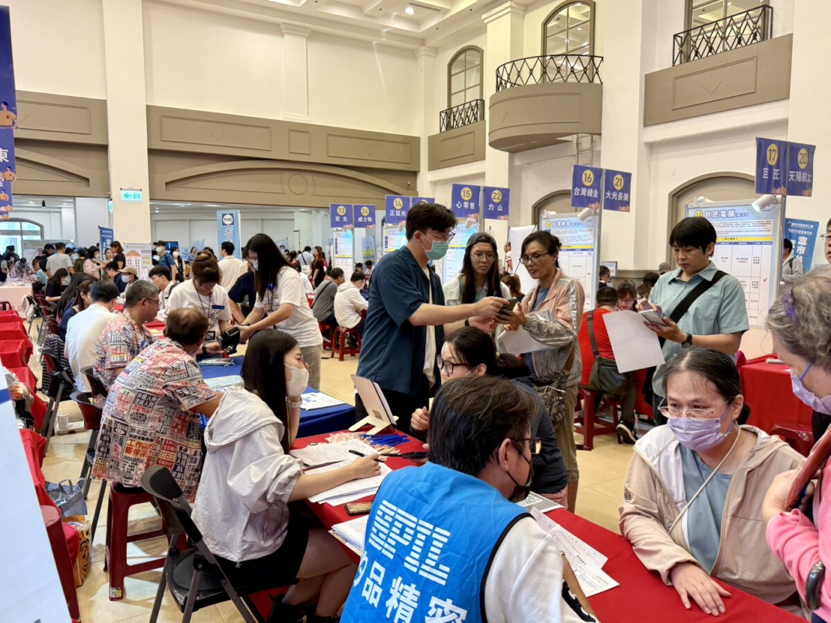 ▲中市府攜手中友百貨舉辦就業博覽會，期許參與者都能順利求職圓滿就業。(圖/記者顏淑娟攝)
