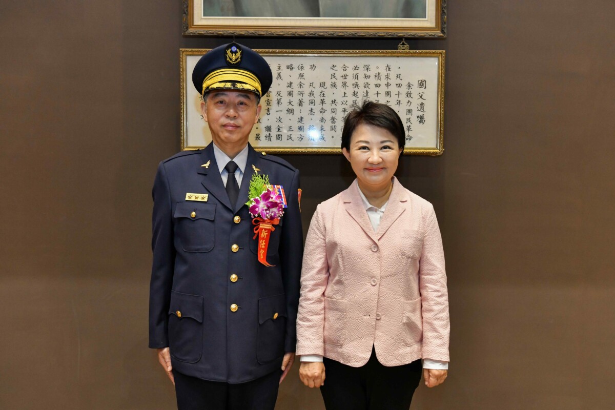 ▲市長盧秀燕與新任台中市政府警察局長吳敬田合影。(圖/中市府提供)