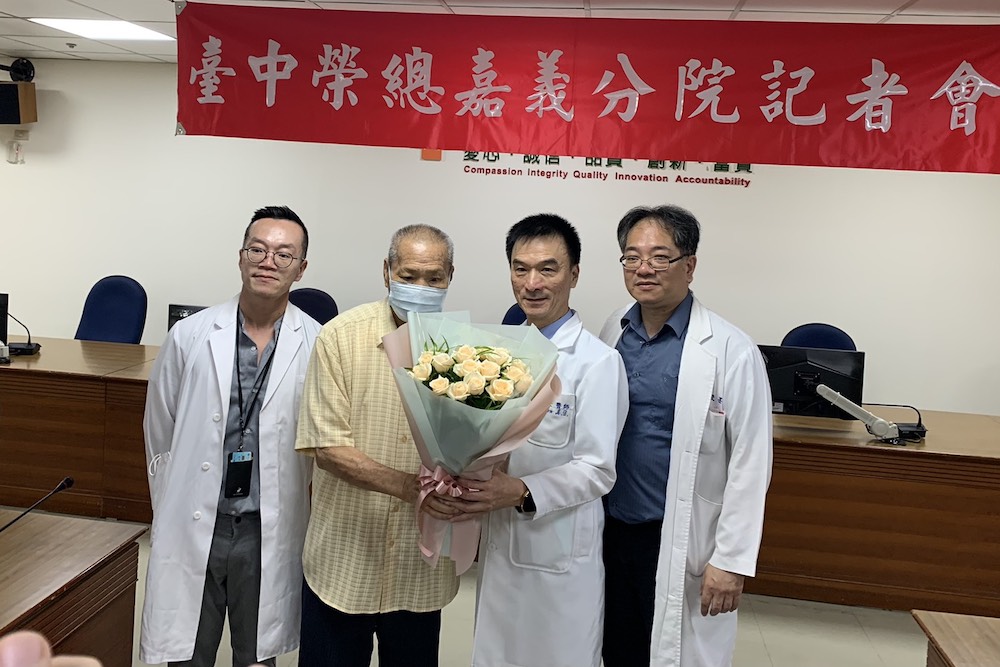 臺中榮總嘉義分院以嘉義地區首例的「血管內衝擊波碎石術」（Shockwave Intravascular Lithotripsy,簡稱IVL）輔助支架手術，幫助76歲3度心肌梗塞患者重獲新生。今（8）日在家屬「感謝、再感謝、再感謝」聲中召開記者會。（圖/記者陳惲朋攝）