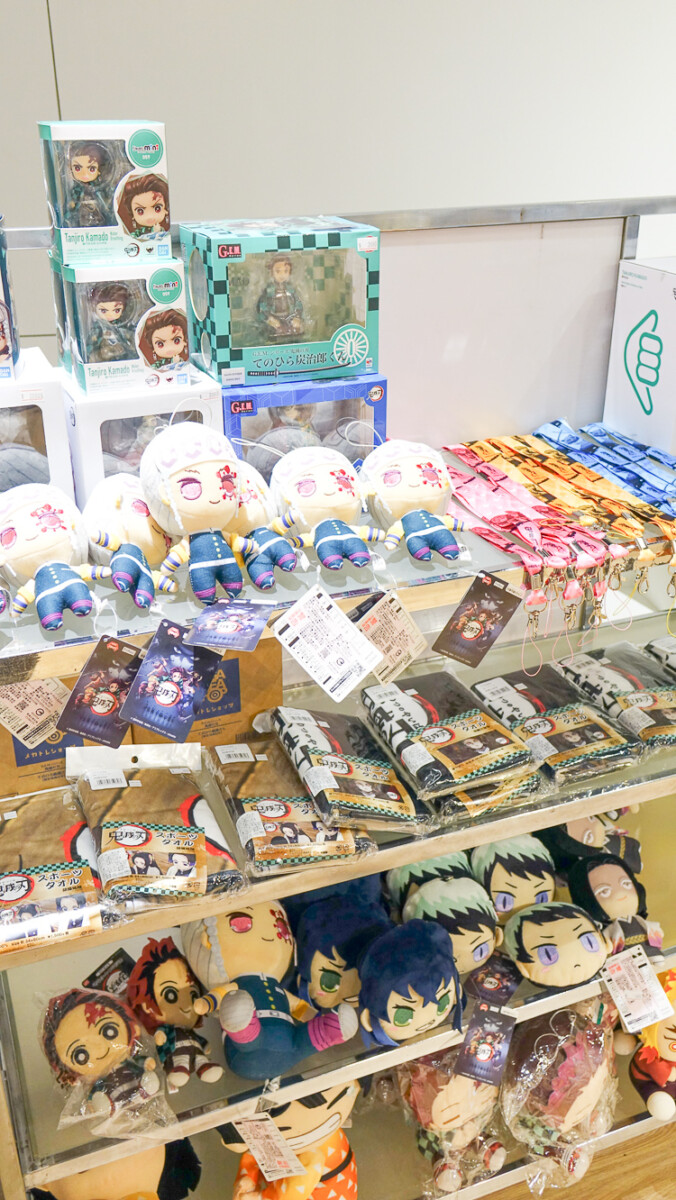 ▲大道東3F有多款鬼滅商品5折起，指定商品2件88折，拼圖、娃娃。（圖/SKM Park Outlets 高雄草衙提供）