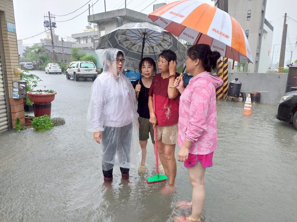 鄭淑分市長勘災，並聽取市民心聲。（圖/太保市公所提供）