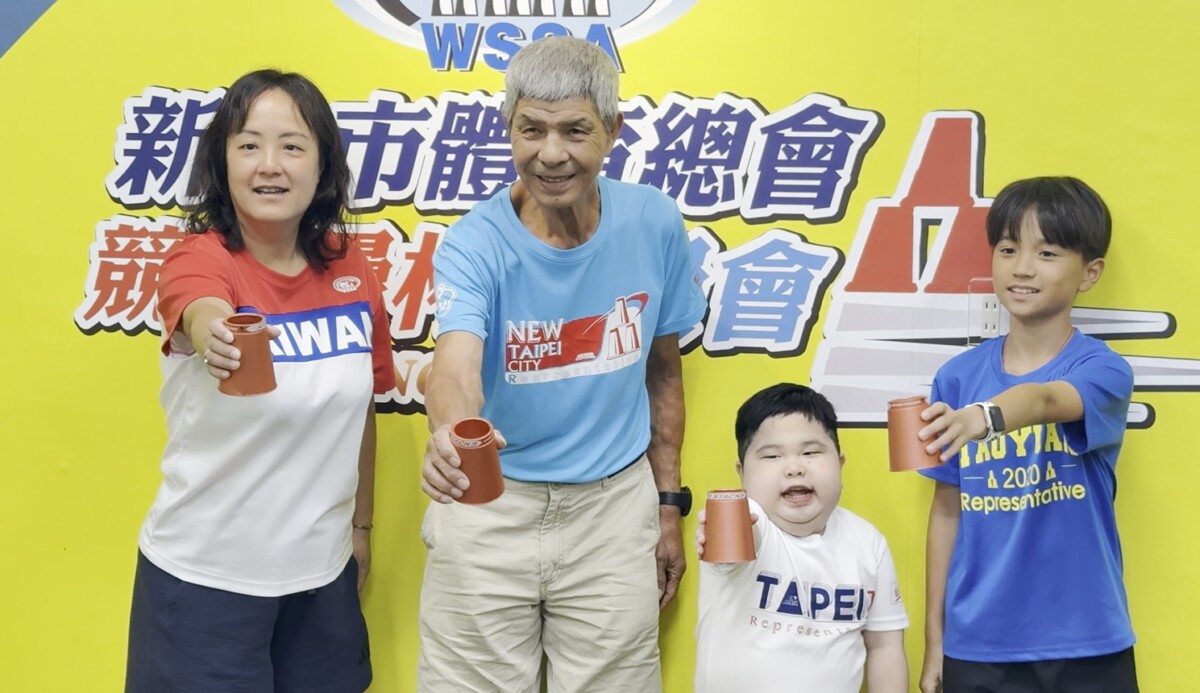 ▲78歲已完成世界6大馬拉松大滿貫的林觀芝爺與總統教育獎得主的孫子羅弘輔同台（記者 陳維鈞/翻攝）