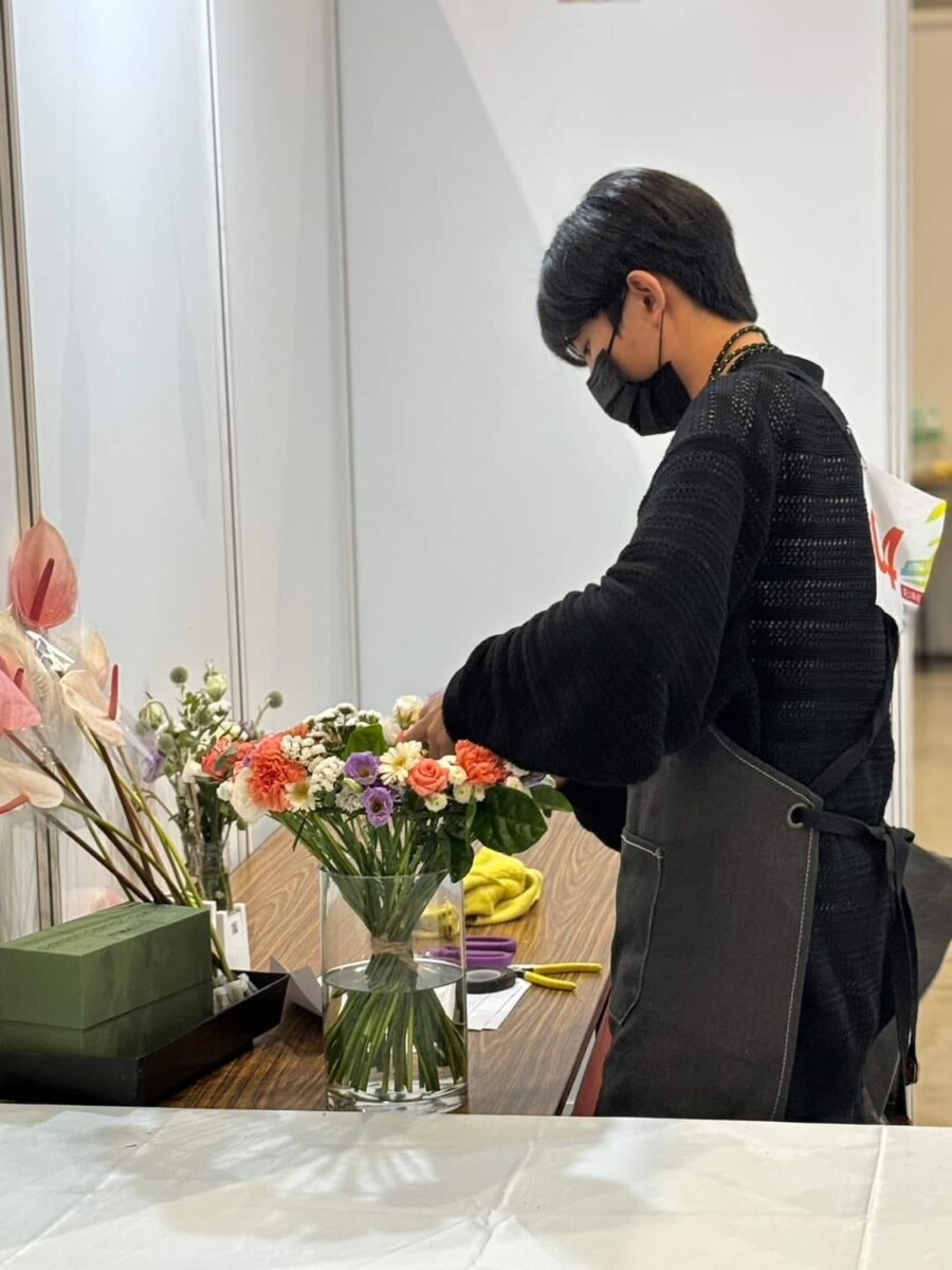 ▲畢業於潮州國中的美術科林○丞同學，甫獲得第55屆全國技能競賽花藝職類青少年組全國佳作，因個人興趣考量選擇中華藝校就讀。（圖/中華藝校提供）
