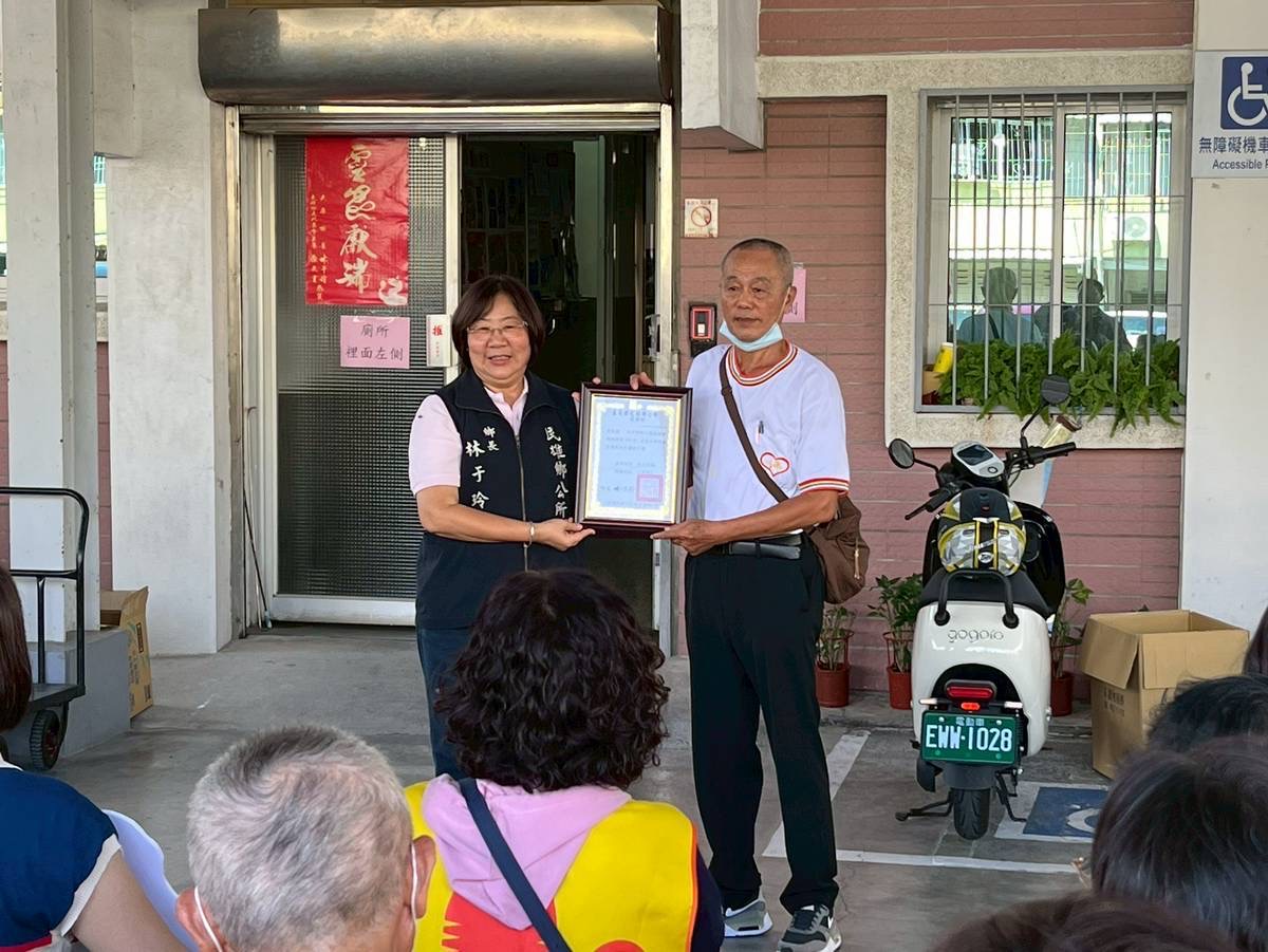 嘉義縣民雄鄉鄉長林于玲結合公益團體發放「防災物資包」，要幫助120位獨居長者安心應對災難。（圖/民雄鄉公所提供）