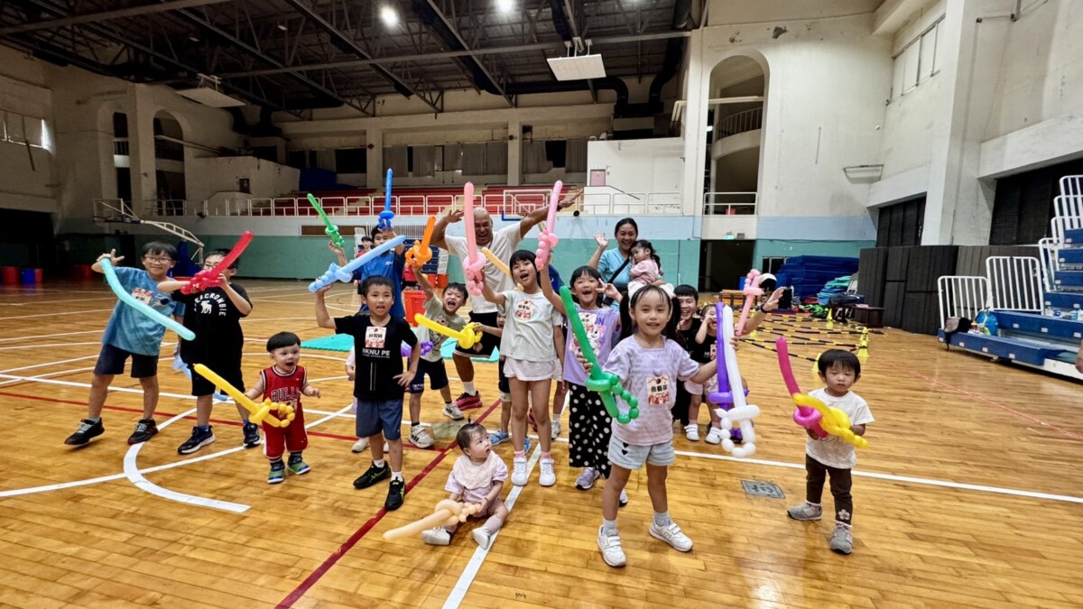 ▲兒童界偶像「金剛爸爸」帶領幼兒體適能課程，讓系友攜家帶眷同樂，現場充滿歡笑與活力（記者 陳維鈞/翻攝）