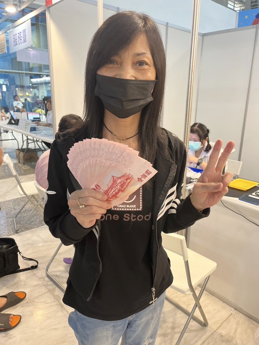 嘉義市的鄭小姐是2億元大關的幸運得主，直呼這是「額外的驚喜」！（圖/嘉義市政府提供）