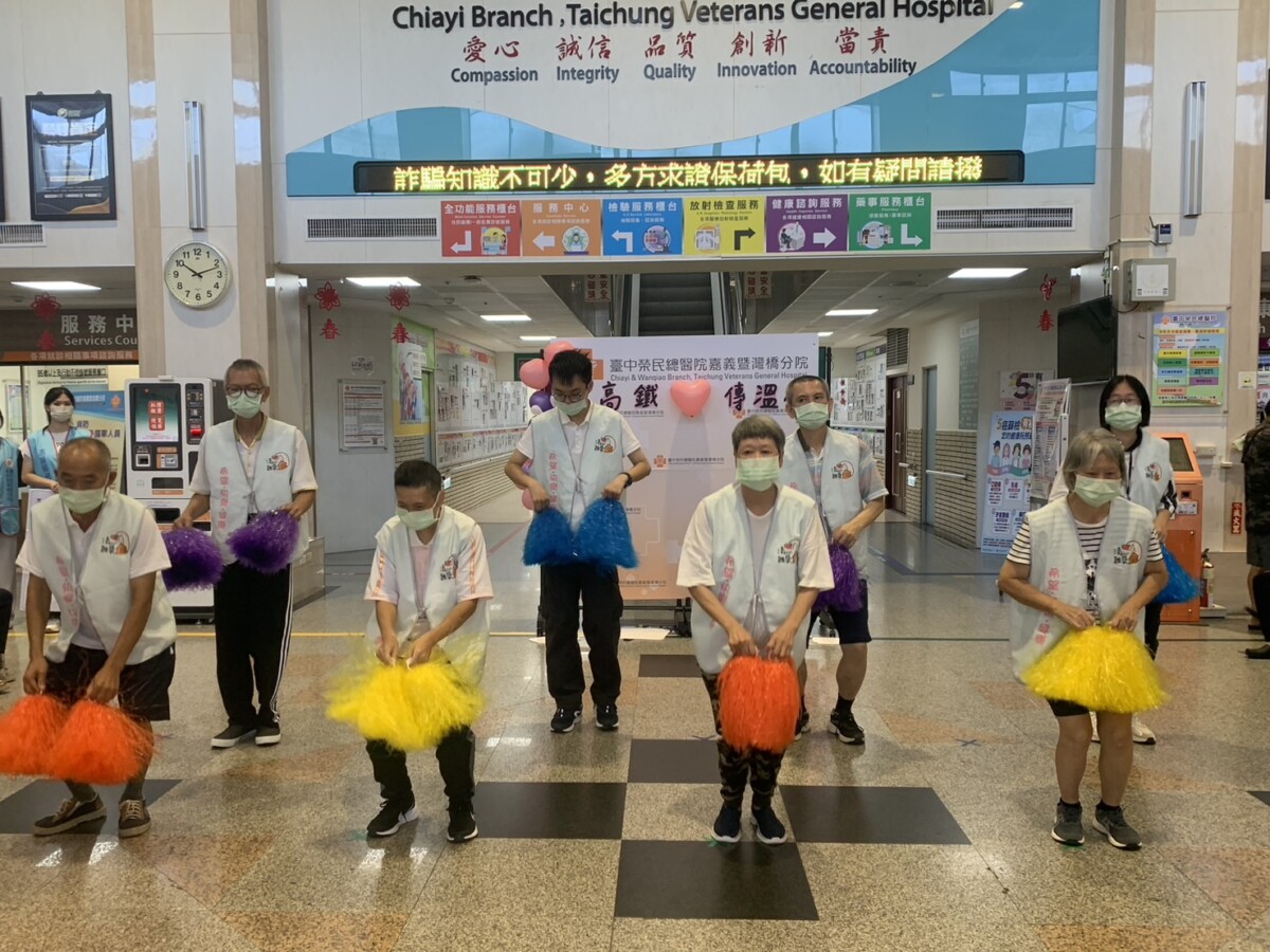 台中榮總嘉義分院附設「清心雅築康復之家」25位住民，今（15）日在高鐵公司關懷協助，由嘉義站搭乘高鐵快樂前往台北一日遊。（圖/高鐵提供）
