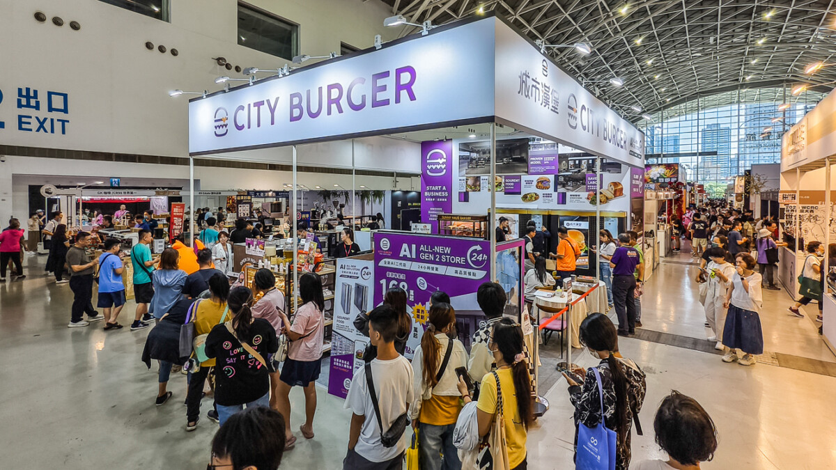 ▲早午餐品牌展示導入AI 技術的智慧販賣機，展現智慧門市營運的實務應用。（圖/記者黃淑貞攝）