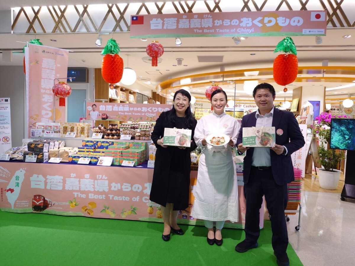 番路鄉農會推出的「阿里山青心烏龍茶拉麵禮盒」成為旅客熱烈關注的焦點。（圖/番路鄉農會提供）