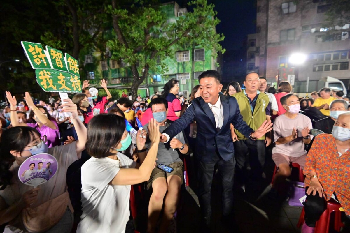 ▲長期觀察高雄市初選的地方人士表示，許智傑在基層上的好感度在這1個月逐漸拉高（記者 陳維鈞/翻攝）