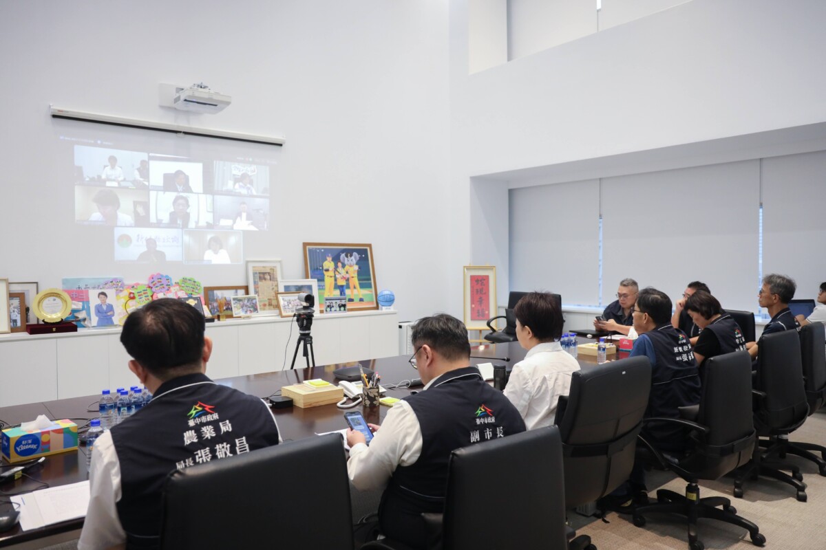▲市長盧秀燕與市府同仁共同參與會議。(圖/中市府提供)