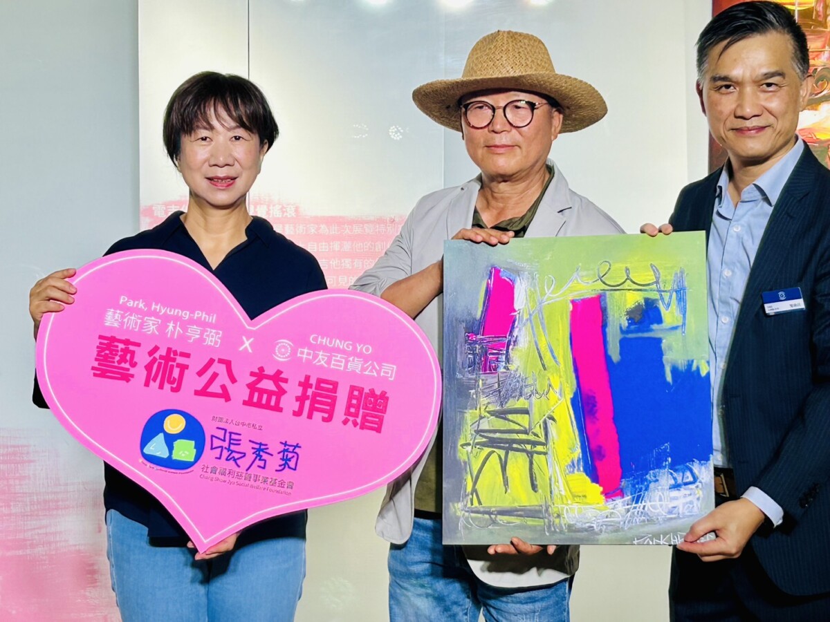 ▲藝術家朴亨弼提供作品《內心之窗-編號26》於展覽中進行義賣，所得全數捐贈，幫助更多需要關愛的青少年及弱勢家庭。(圖/中友百貨提供)