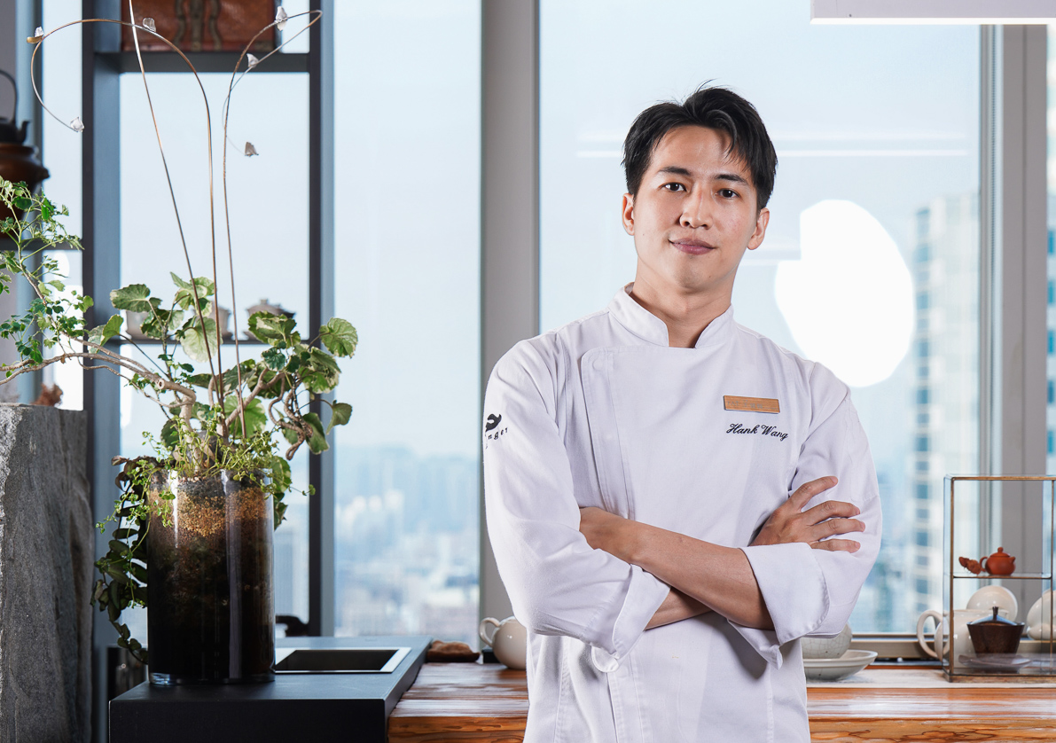 ▲承億酒店西點行政主廚王健翰（Hank）親手操刀研發承億酒店2025中秋禮盒「月映海」。（圖/承億酒店提供）