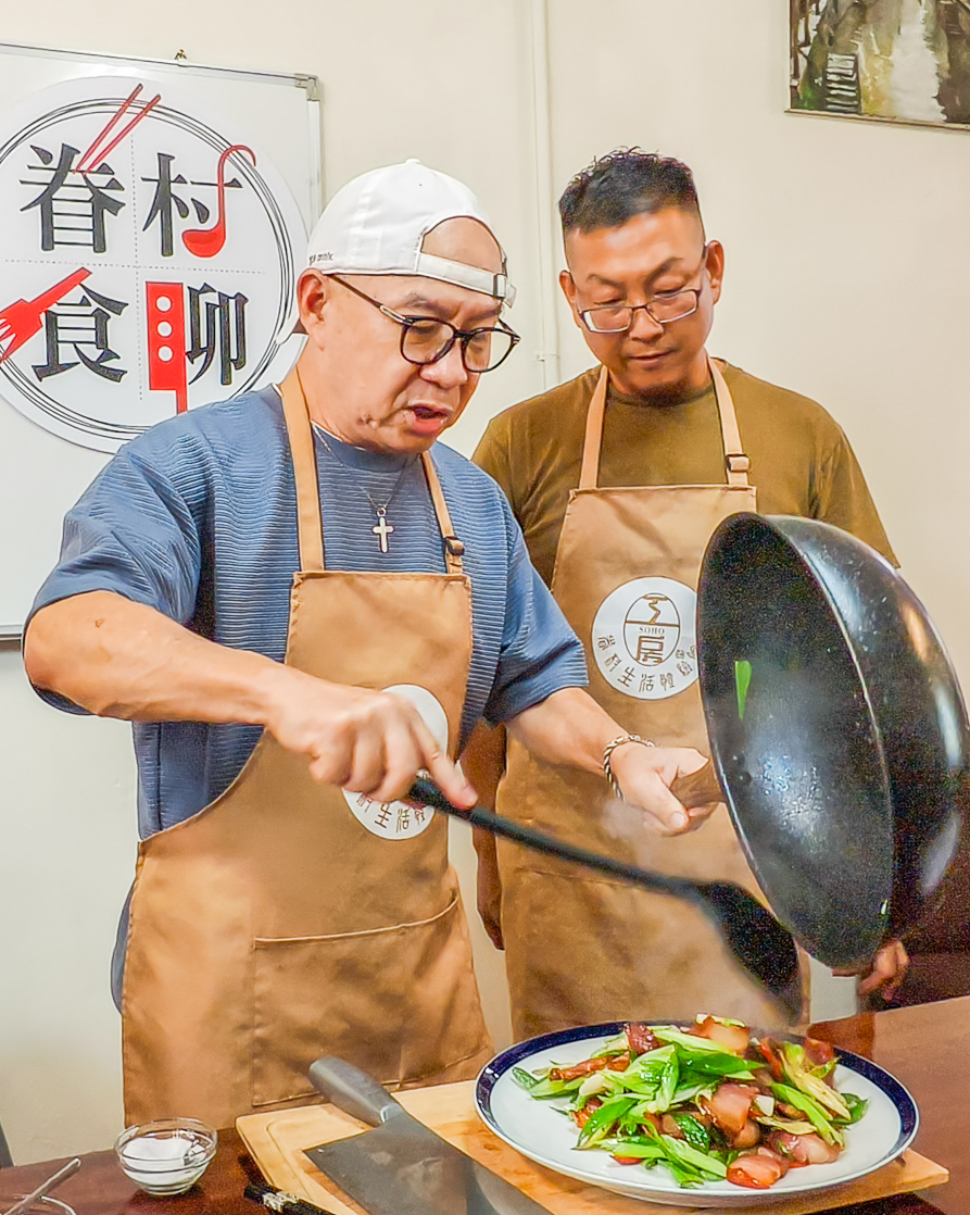 ▲吳恩文說，其實臘肉各地都有，只是做法不同，像湖南的做法是煙燻，烹調後各有不同風味。（圖/記者黃淑貞攝）