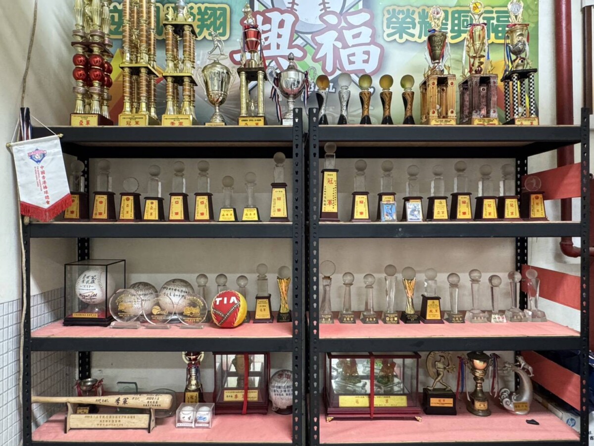 在台北市興福國中棒球隊的辦公室裡，無數的獎盃都證明著吳世賢對基層棒球的貢獻。(影像由台北市興福國中棒球隊提供)。