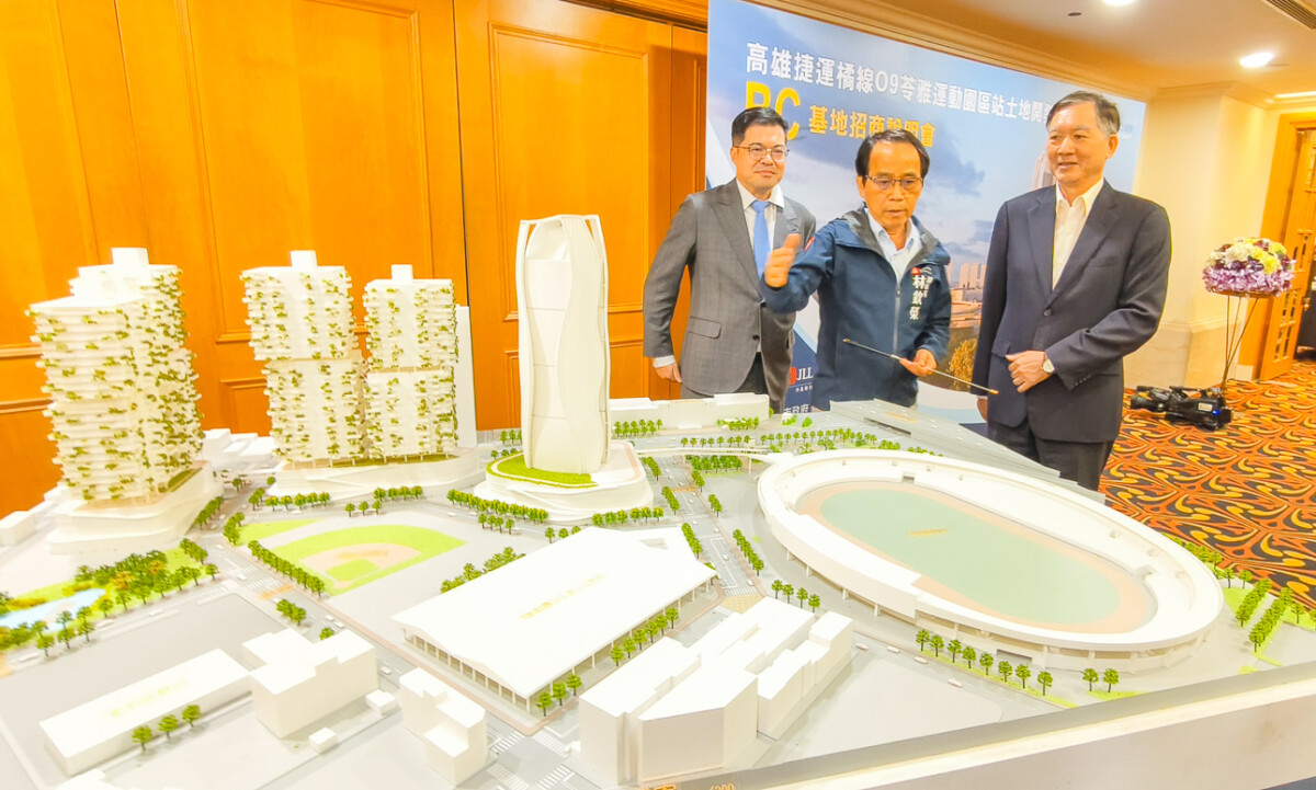 ▲高雄市副市長林欽榮（中）指出，本次招商基地不僅是中正交流道進入市區的第一站，距離衛武營藝文特區僅一站之隔，周邊更整合Kaohsiung Highline運動休閒機能，具備成為全台最大運動休閒生活聚落的條件。（圖/記者黃淑貞攝）